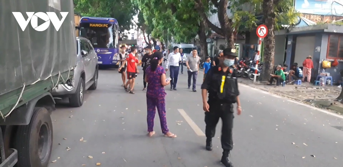 "Phe vé" trận Hà Nội FC - Hải Phòng ngán ngẩm vì không có người mua